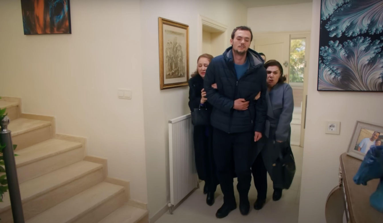 Ege będzie opiekował się Zeynep, a Bulent zacznie podejrzewać, że coś ich łączy.