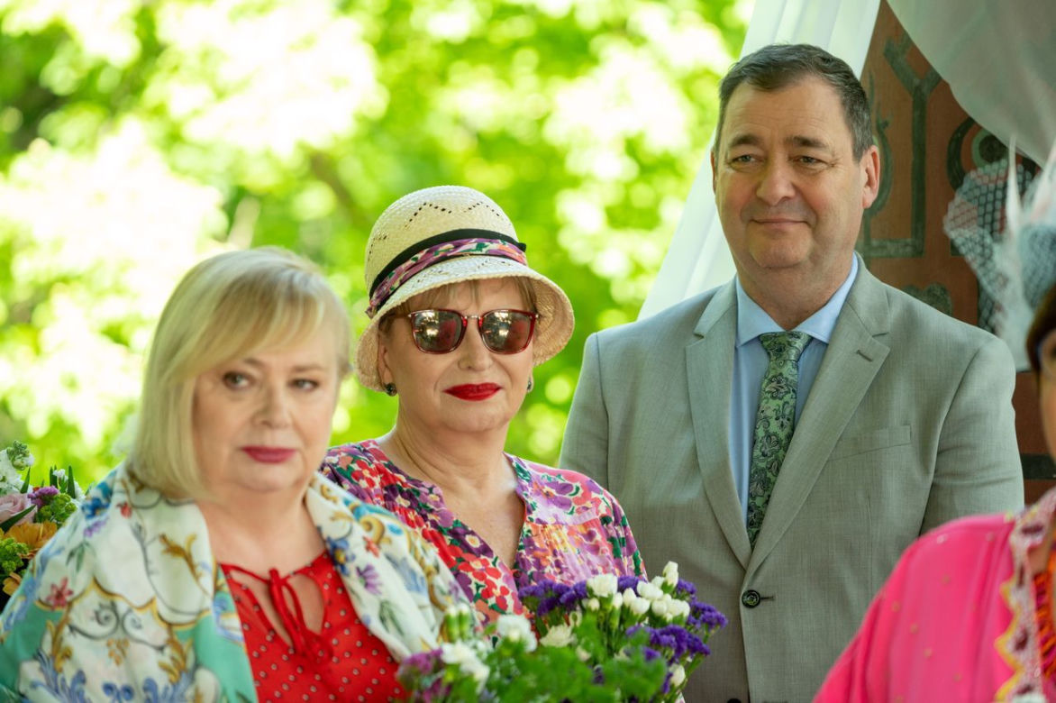 Barwy szczęścia, odc. 2724: Róża (Anna Gronostaj), Basia (Sławomira Łozińska), Artur Chowański (Jacek Rozenek)