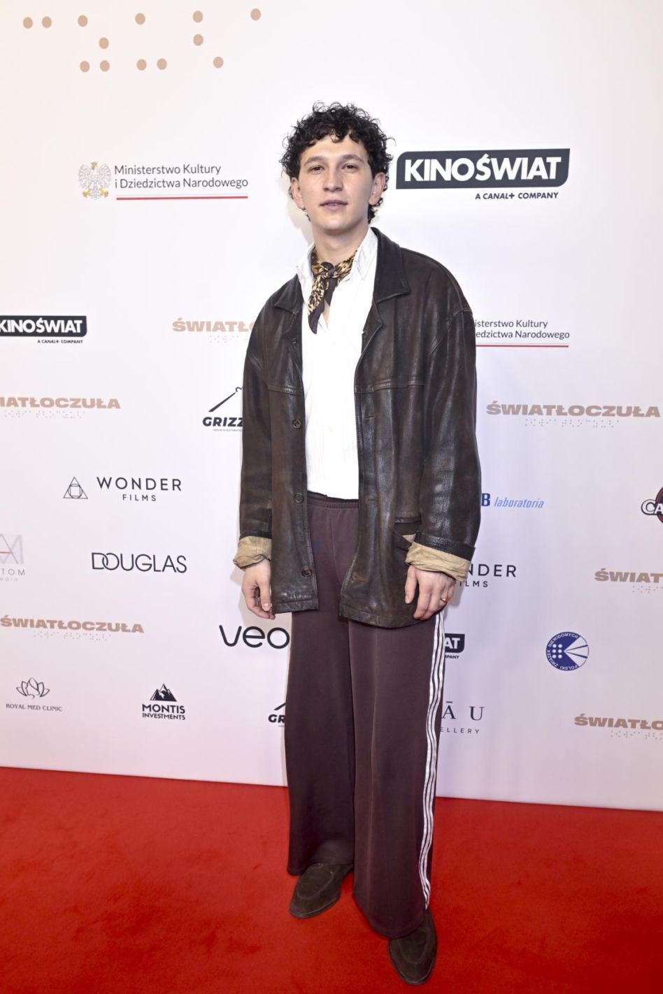 Rozbicki w mokasynach, Szczawińska z torebką za krocie i "młodziutka" Torbicka. Tłum gwiazd na premierze filmu
