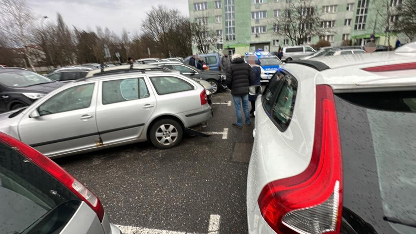 Drogowa demolka na Mokotowie. Rozbiła 8 samochodów, w aucie walały się butelki