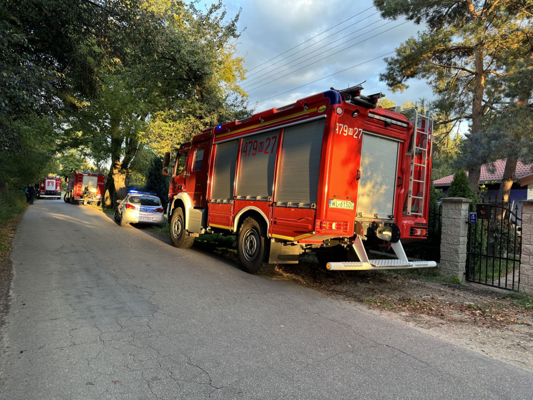 Potężny pożar w Trzcianach pod Legionowem. Całe poddasze w ogniu. Na miejsce przyjechało 9 zastępów straży pożarnej