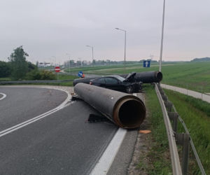 Stalowe rury blokowały drogę krajową w Świętokrzyskiem