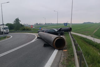 Stalowe rury blokowały drogę krajową w Świętokrzyskiem