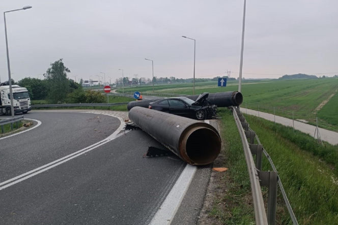 Stalowe rury blokowały drogę krajową w Świętokrzyskiem