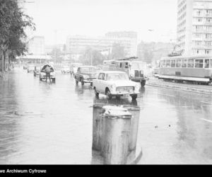Warszawa zniknęła pod wodą! Zalane ulice i chodniki. Co tam się działo! Archiwalne zdjęcia z lat 60.