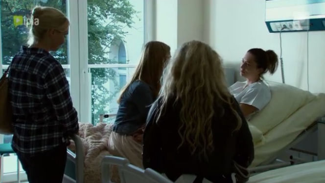 Przyjaciółki 4 sezon odc. 47. Zuza (Anita Sokołowska), Inga (Małgorzta Socha), Patrycja (Joanna Liszowska), Anka (Magdalena Stużyńska)