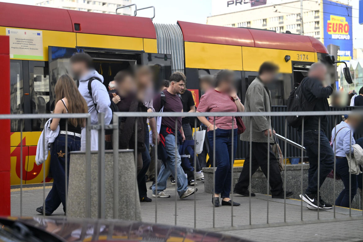 Daniel Martyniuk ładnie się bawi w Warszawie. Mamy fotki