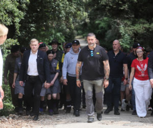 Prezydent RP Karol Nawrocki podczas trekkingu z harcerzami, młodzieżą i społecznikami pod hasłem Szlak Pamięci w Cassino