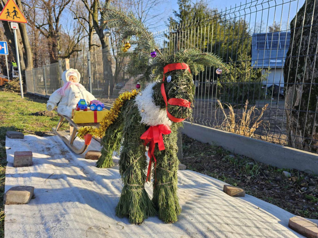 Mieszkańcy sami wykonują świąteczne ozdoby.