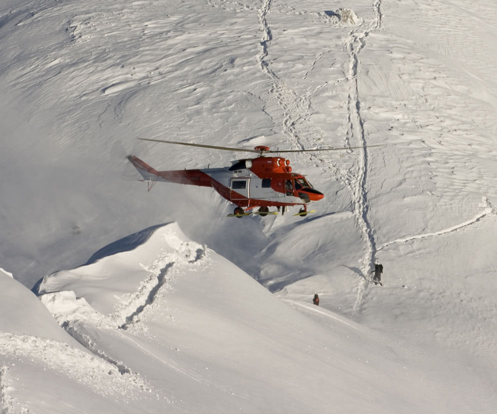 Helikopter pogotowia ratunkowego nad  Świnicką Przełęczą w Tatrach