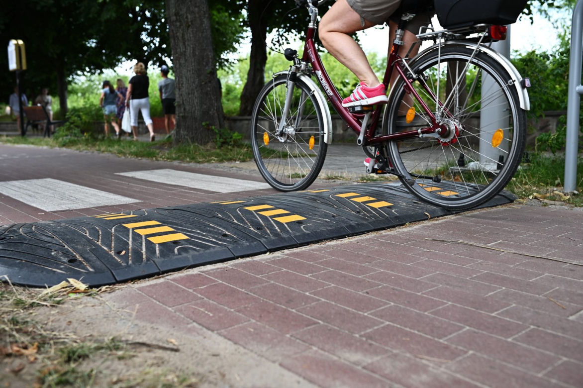 Progi zwalniające na trasach rowerowych