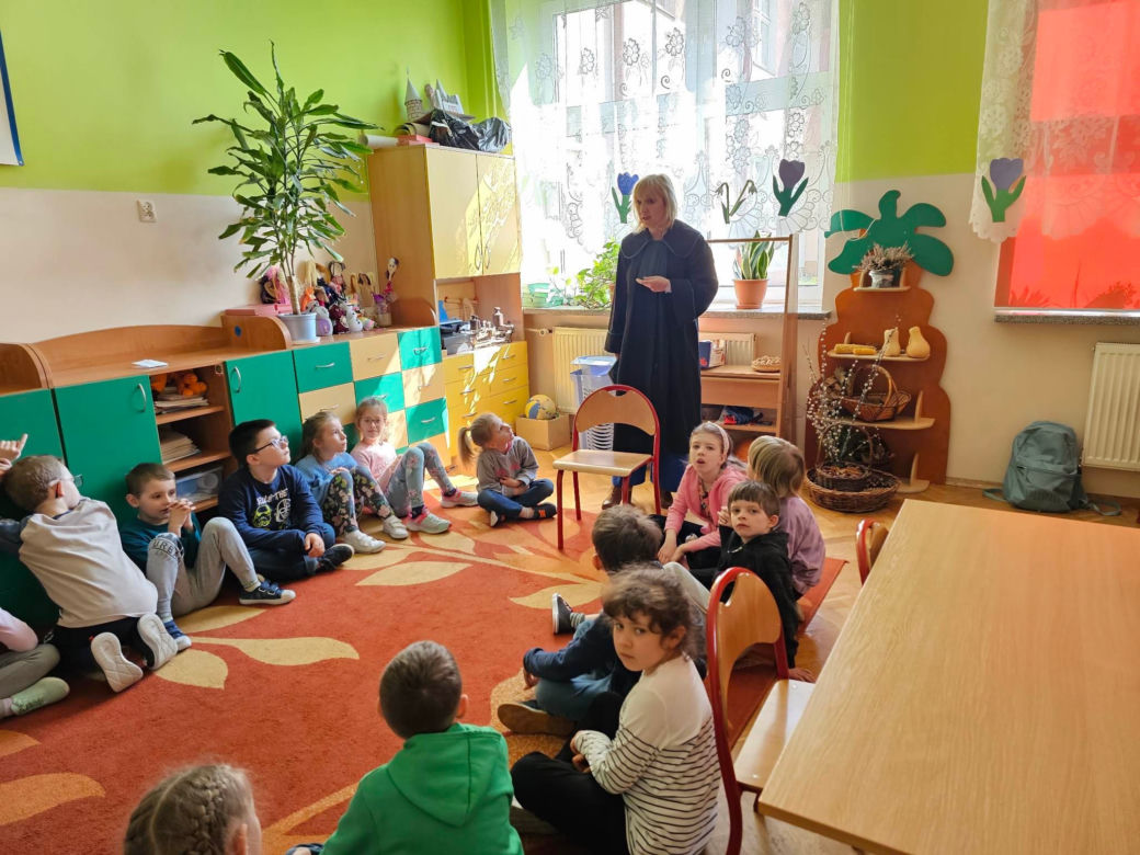 W szkołach czytają bajki o Misiu Adwokacie [GALERIA]
