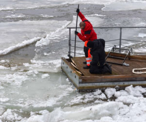Lodołamacze na Wiśle w Toruniu. Kruszyły lód i pomogły uratować pomost