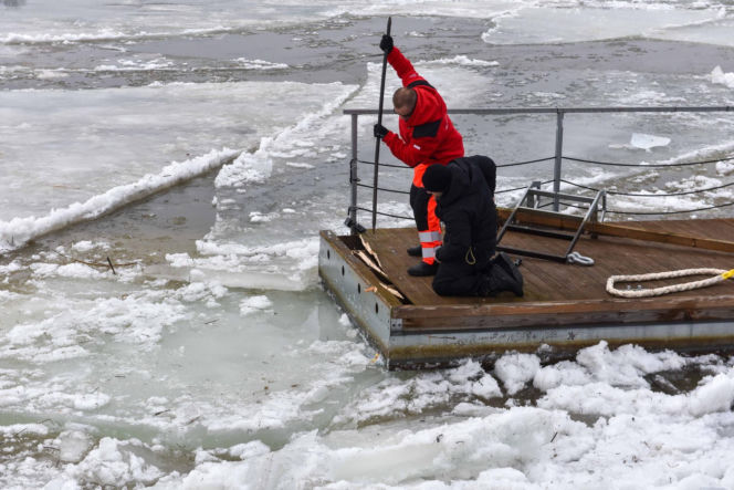 Lodołamacze na Wiśle w Toruniu. Kruszyły lód i pomogły uratować pomost