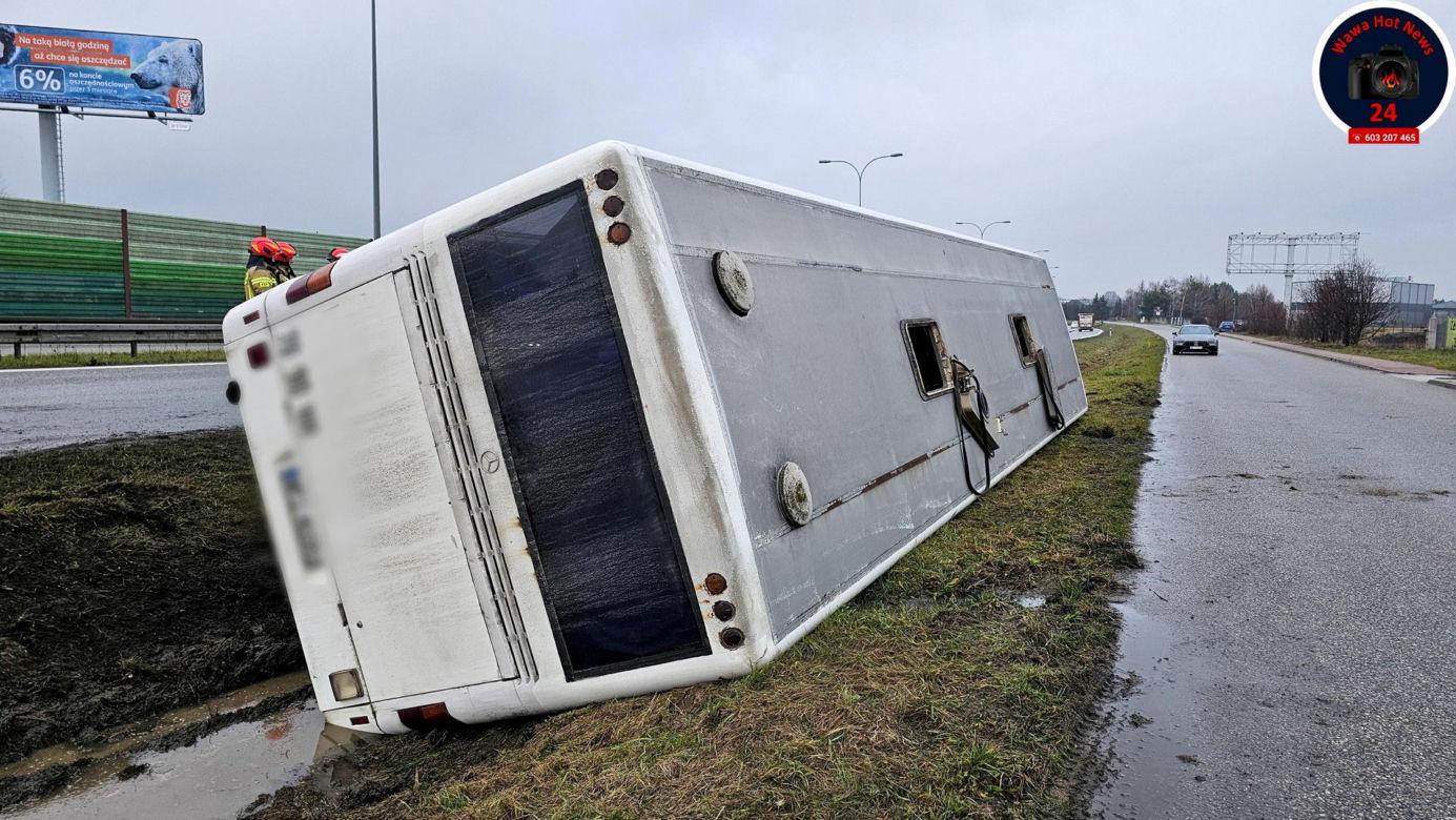 Jabłonna. Autokar w rowie, w środku ponad 20 osób