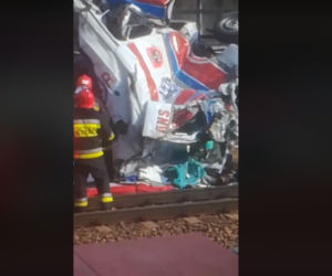 Karetka zmiażdżona przez pociąg! Wypadek na przejeździe kolejowym w Puszczykowie
