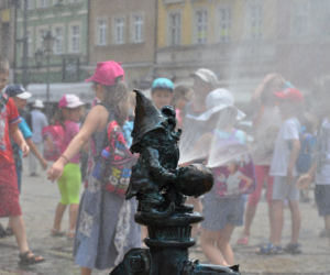 Na rynku są dwa krasnale, które chłodzą przechodniów wodą