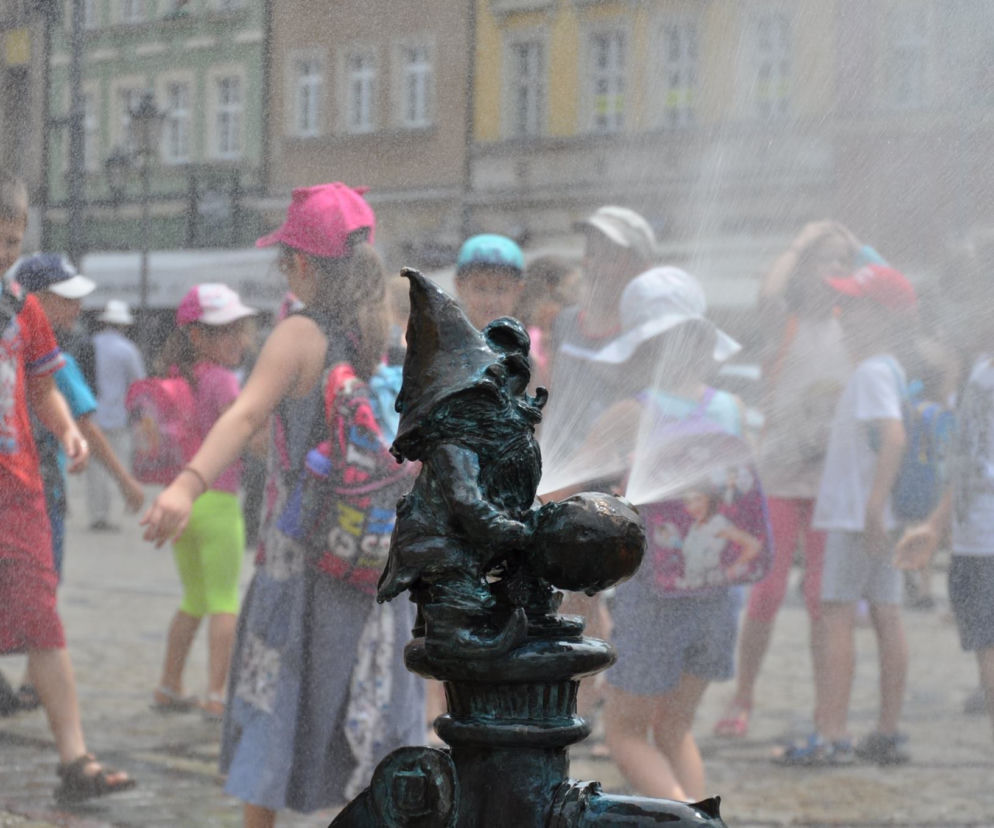 Na rynku są dwa krasnale, które chłodzą przechodniów wodą