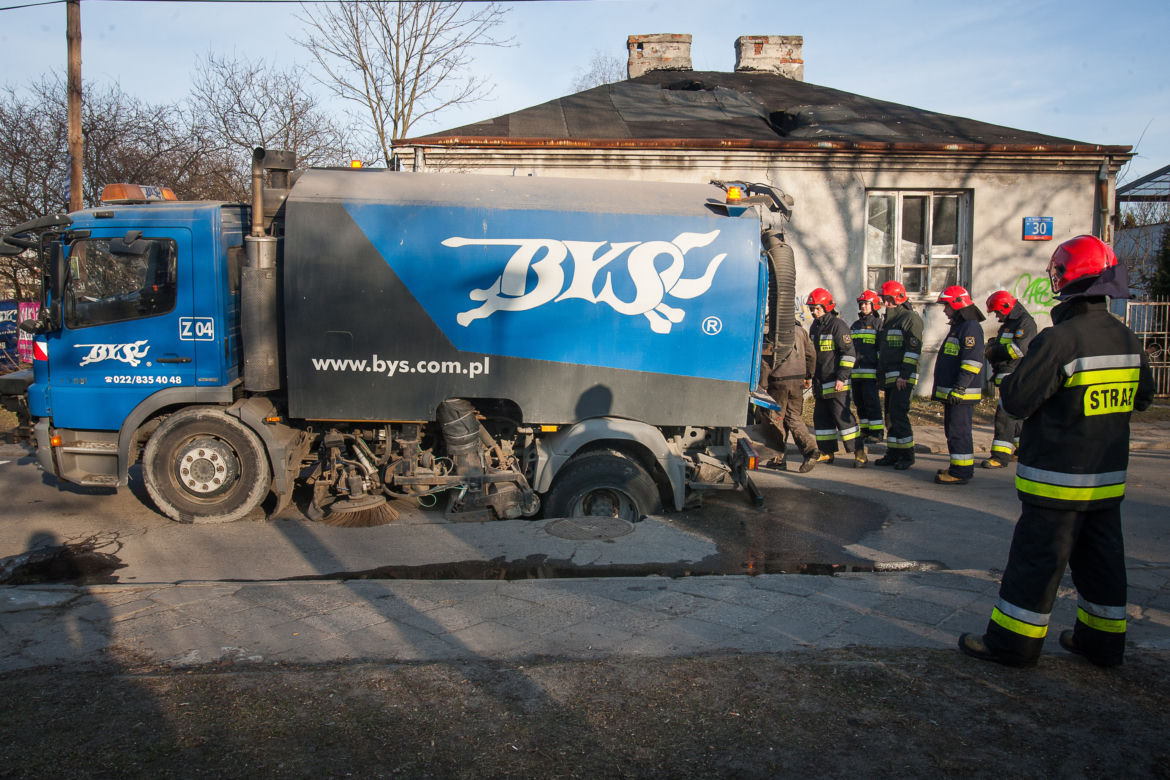 Jezdnia zapadła się pod śmieciarką