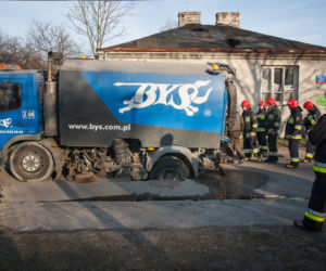 Jezdnia zapadła się pod śmieciarką