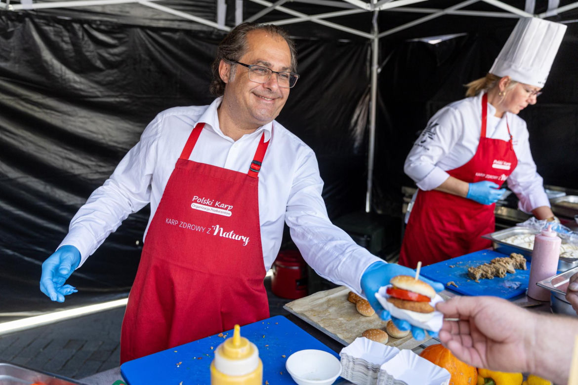 Marek Gróbarczyk serwuje burgery prosto z foodtracka 