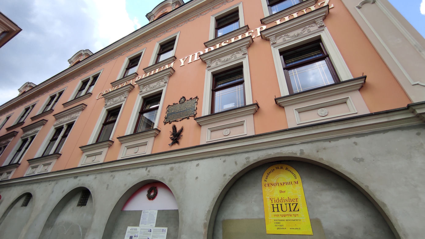Taki napis pojawił się na kamienicy Renato Rosseto
