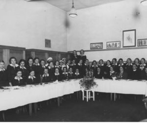 Uczennice i nauczyciele podczas Wigilii w Gimnazjum Żeńskim w Katowicach