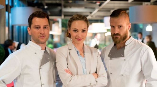 Na noże. Nowy serial TVN. Jacek (Wojciech Zieliński), Wiola (Weronika Książkiewicz), Darek (Piotr Stramowski)