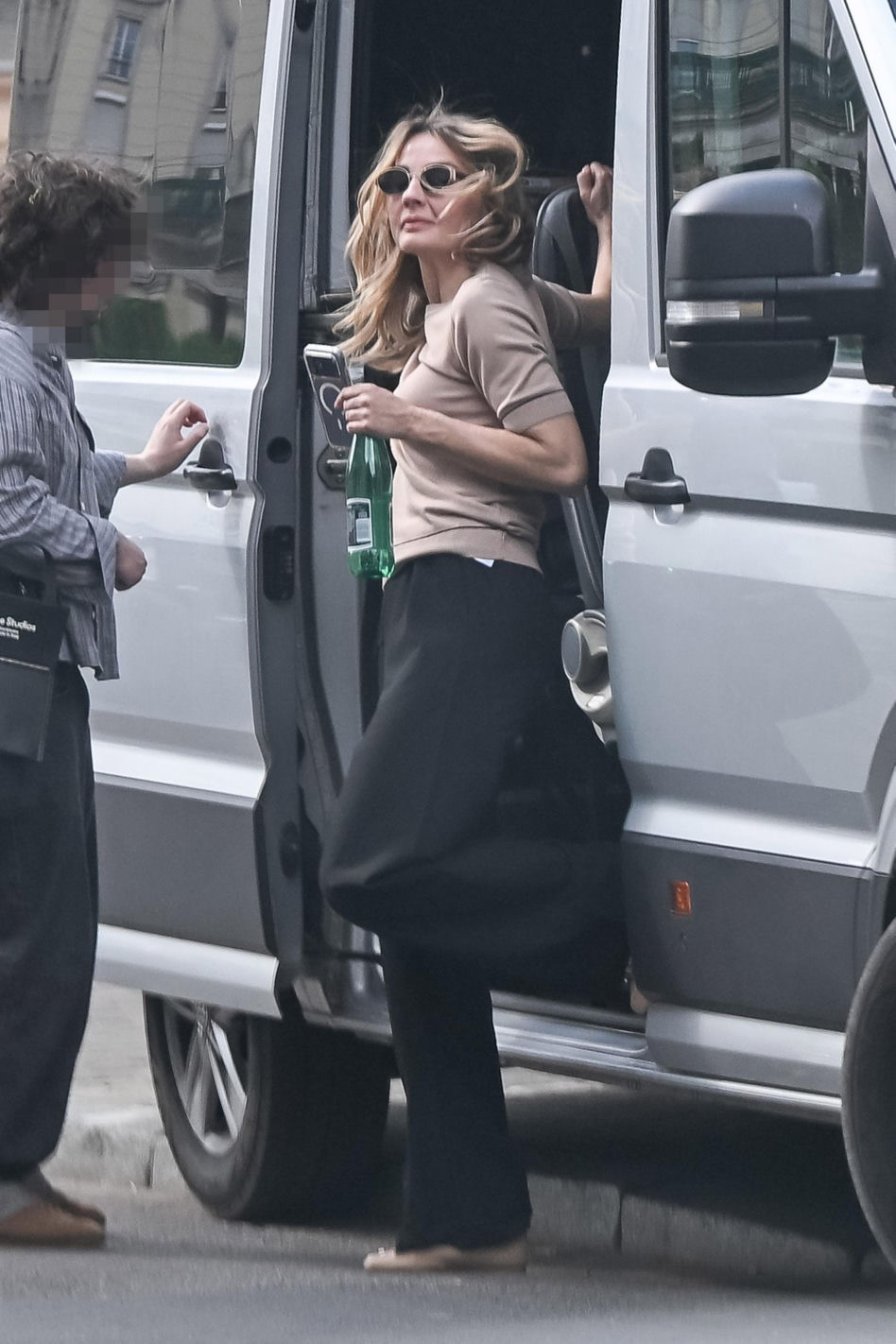 Małgorzata Socha przebiera się na ulicy