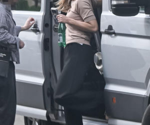Małgorzata Socha przebiera się na ulicy