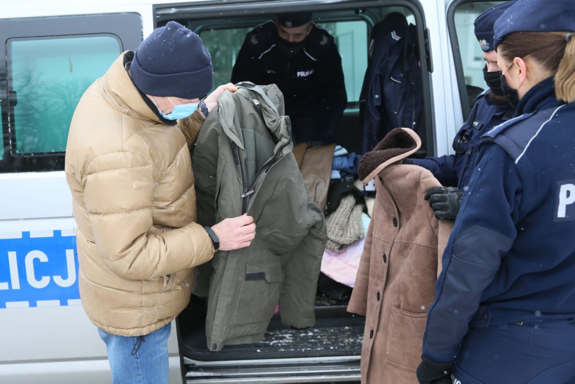 Policjanci ze Śródmieścia ubrali potrzebujących na zimę