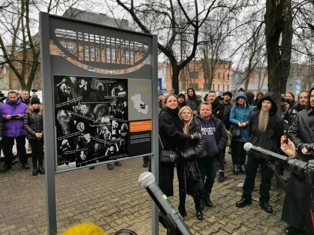 Przyjaciele i fani Romana Kostrzewskiego odsłonili tablicę pamiątkową w Bytomiu