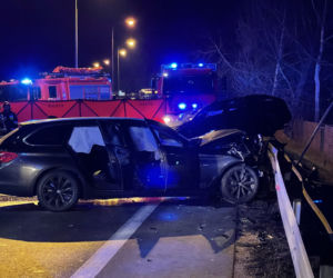 Śmiertelny wypadek w Nieporęcie. jeden z samochodow dachował