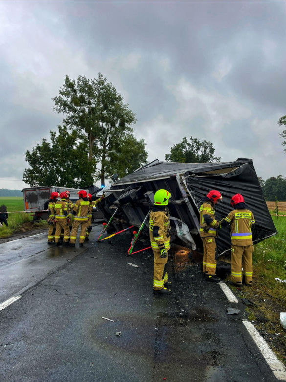 Karambol na DK 24 pod Międzyrzeczem. Zderzenie dwóch osobówek i dwóch ciężarówek