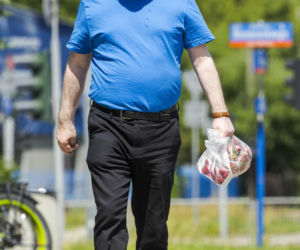 Karol Karski objada się malinami