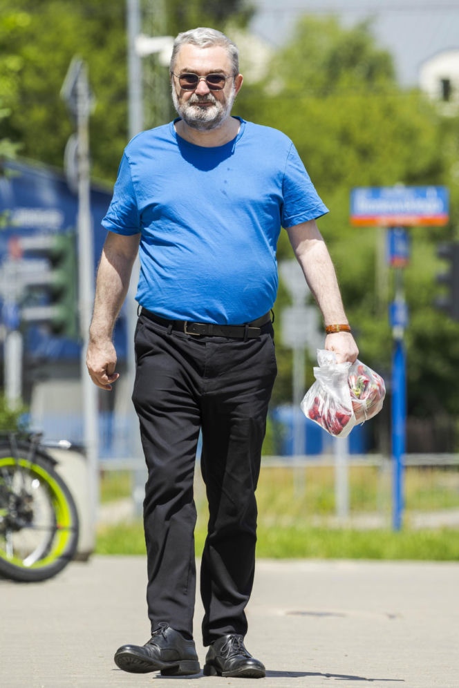 Karol Karski objada się malinami