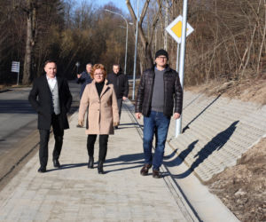 Będzie bezpieczniej.  Mieszkańcy Ptaszkowej dostali nowych chodnik dla pieszych 