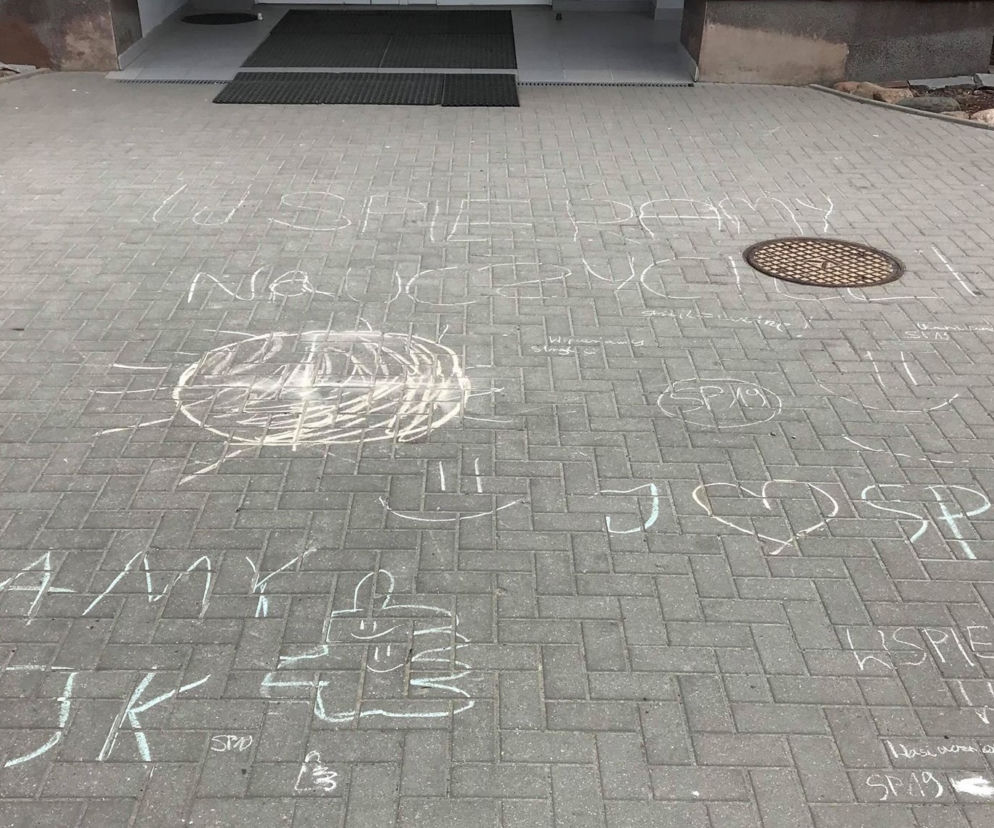 Strajk nauczycieli w Białymstoku. Uczniowie SP 19 popierają protest - narysowali to kredą na chodniku