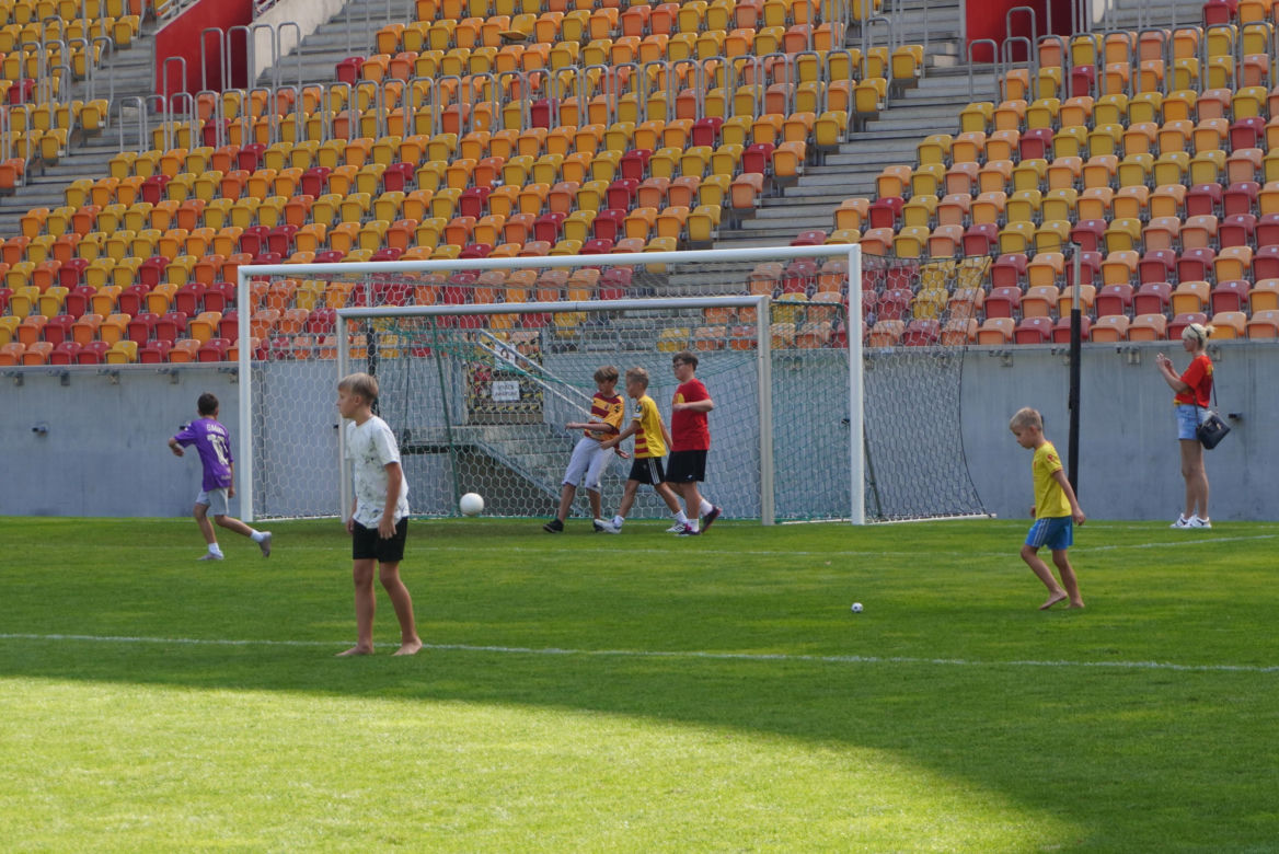 Pożegnianie Murawy na Chorten Arenie. Jagiellonia Białystok rozdaje boisko swoim kibicom