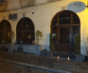 Znicze przed restauracjami w Poznaniu