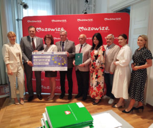 Dwie lokalne inwestycje z wysokim wsparciem unijnym. Umowy na budowę wiaduktu warszawskiego w Siedlcach i rozwój bioróżnorodności w Mrozach – już podpisane!