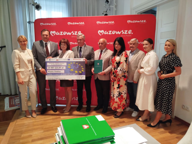 Dwie lokalne inwestycje z wysokim wsparciem unijnym. Umowy na budowę wiaduktu warszawskiego w Siedlcach i rozwój bioróżnorodności w Mrozach – już podpisane!