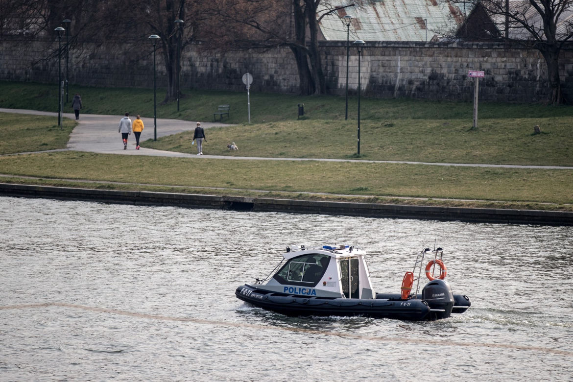 Pełne Błonia i tłumy spacerowiczów. Tak wygląda kwarantanna w Krakowie