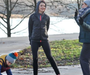 M jak miłość odc. 1211. Joasia (Barbara Kurdej-Szatan), Agnieszka (Magdalena Walach), Wojtuś (Feliks Matecki)