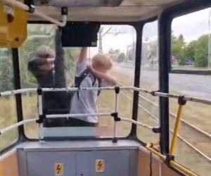 Skrajna nieodpowiedzialność w Łodzi. Młodzi chłopcy jechali na zewnątrz pędzącego tramwaju