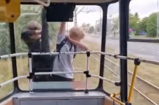 Skrajna nieodpowiedzialność w Łodzi. Młodzi chłopcy jechali na zewnątrz pędzącego tramwaju