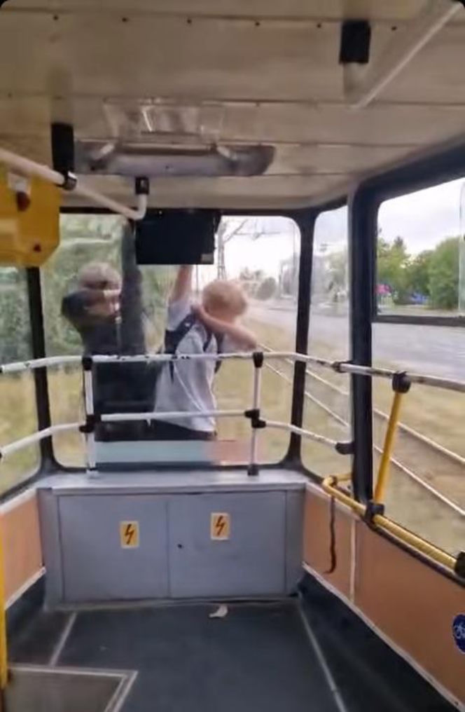 Skrajna nieodpowiedzialność w Łodzi. Młodzi chłopcy jechali na zewnątrz pędzącego tramwaju
