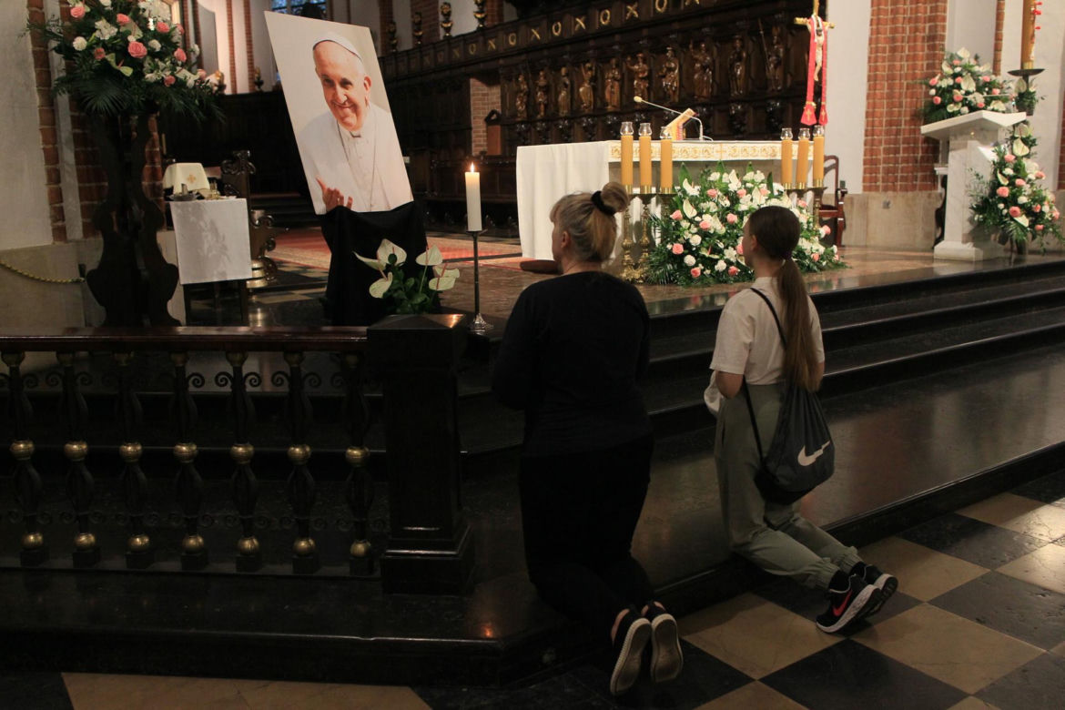 Msza święta w Warszawie za zmarłego papieża Franciszka. Archidiecezja warszawska podała nową datę