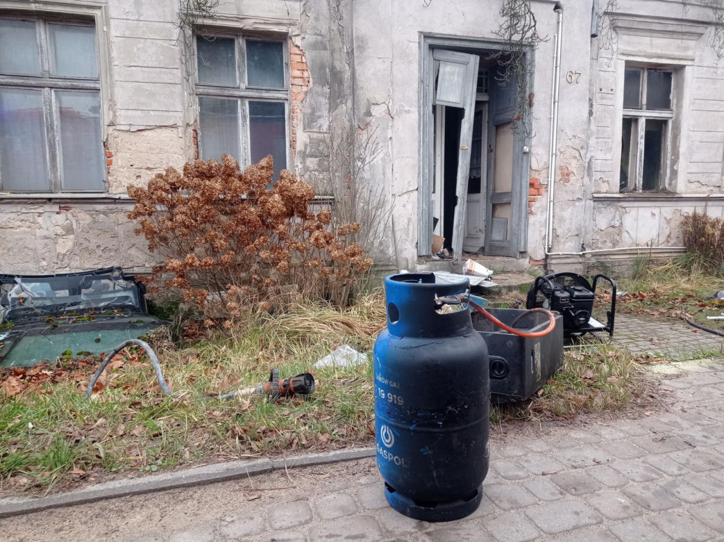 Tragiczny pożar w Wałczu. W pogorzelisku znaleziono ciało. Ranny jeden ze strażaków