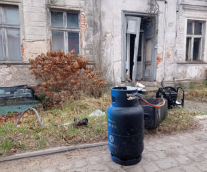 Tragiczny pożar w Wałczu. W pogorzelisku znaleziono ciało. Ranny jeden ze strażaków